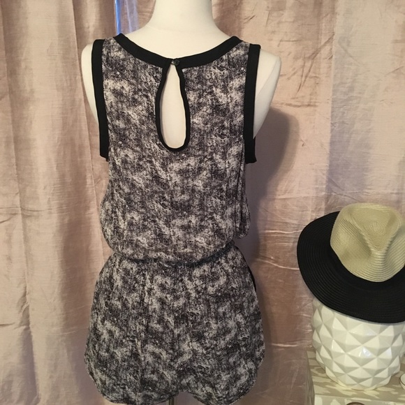 Abstract pattern Romper - Picture 4 of 7